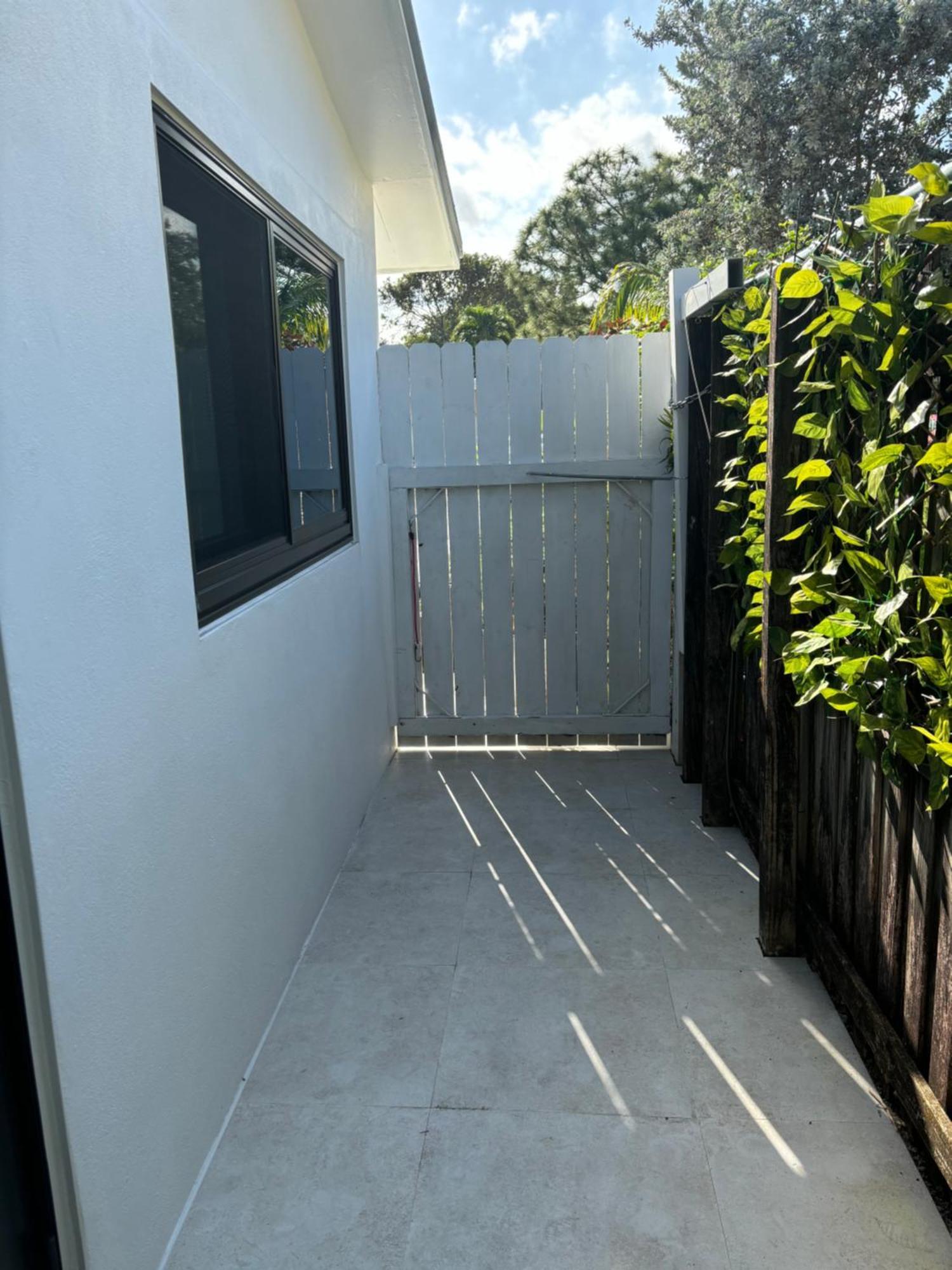 House In Dania Beach Exterior photo
